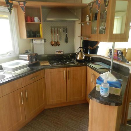 Cwtch Caravans Little Haven Экстерьер фото