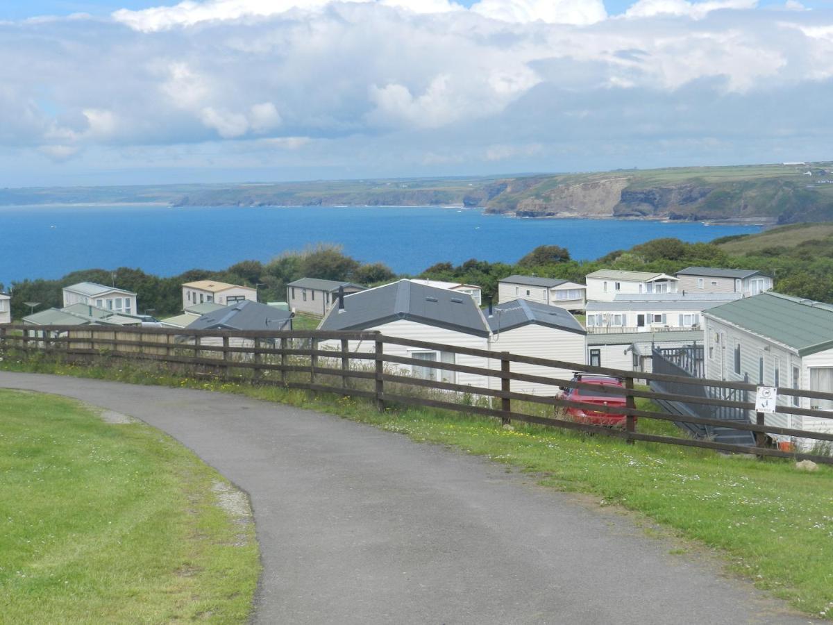 Cwtch Caravans Little Haven Экстерьер фото