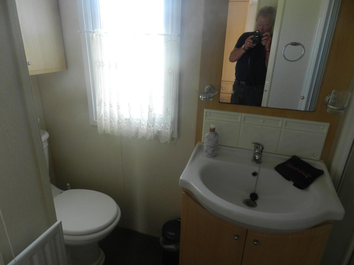 Cwtch Caravans Little Haven Экстерьер фото