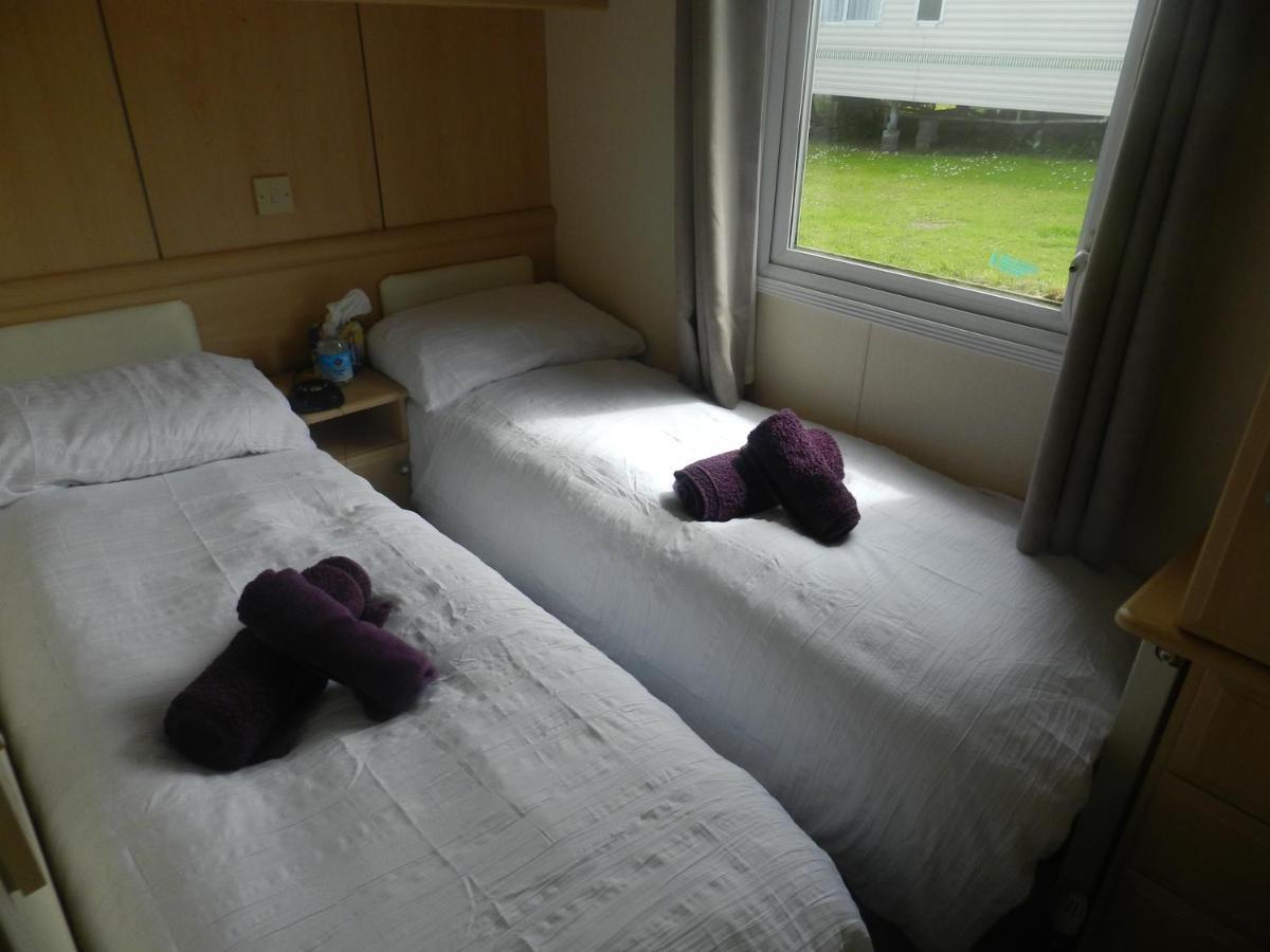 Cwtch Caravans Little Haven Экстерьер фото